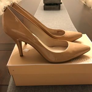 Nude Michael Kors Mid Pumps
